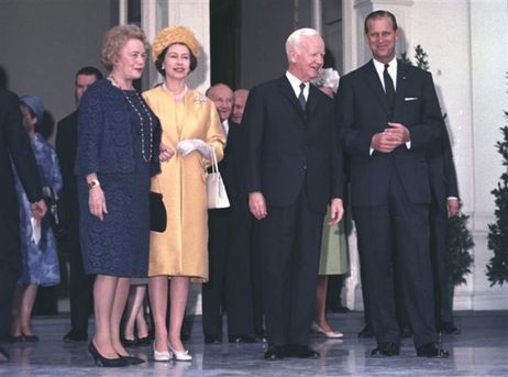 Das Ehepaar Lübke mit Queen Elizabeth II und Prinz Philipp